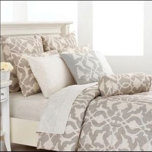 2 Barbara Barry poetical natural/white Euro Shams